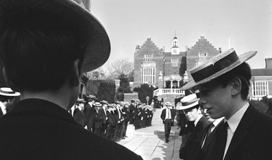 1971年2月，身着校服和草帽聚集在校园