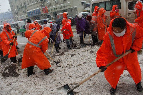 2008年1月27日，安徽当地环卫工人在清除道路积雪。