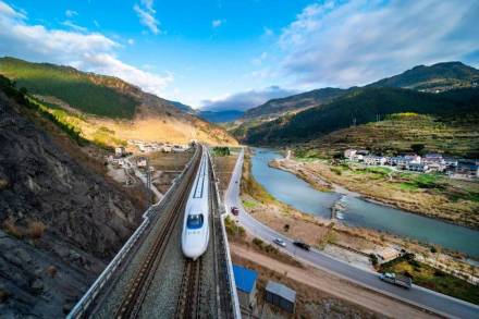 渝利铁路试验动车跑出最高245km时速