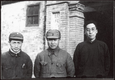 1946年1月，陈同生与刘晓、顾准（左起）摄于清江