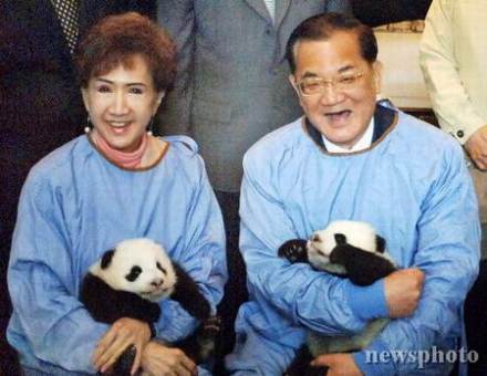 连战及夫人在育婴室怀抱大熊猫幼仔