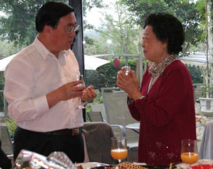 2007年四川省政府秘书长王东洲与许倩云交谈 