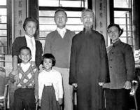 归国后的钱学森与家人合影