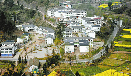 高山上的村民迁新居