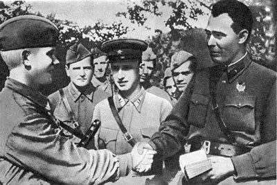 1942年，战场上的勃列日涅夫（右）