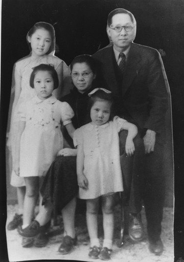 1941年在天津，后排左一资中筠、右一资耀华