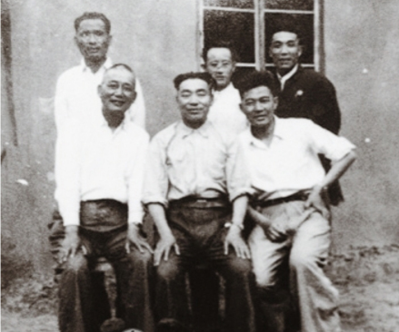 1953年，汪胡桢（前左）与同事合影