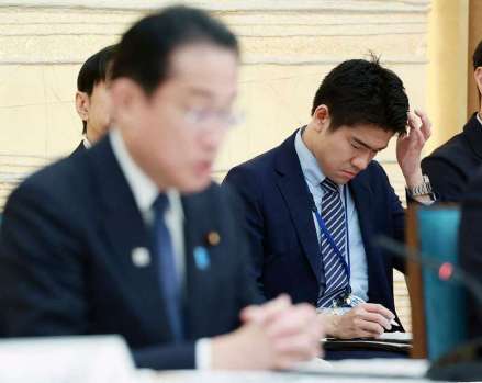 岸田文雄的儿子岸田翔太郎（右）在首相办公室参加会议 