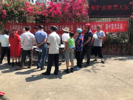 白坡彝族乡开展爱国卫生月宣传活动