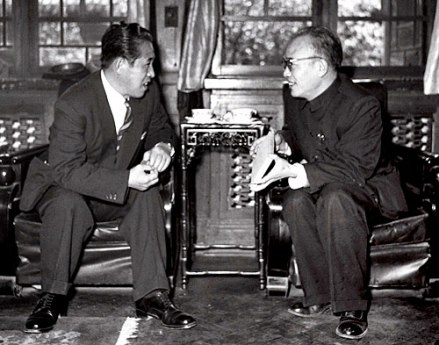 1957年11月，井上靖和中国作家楼适夷交谈 