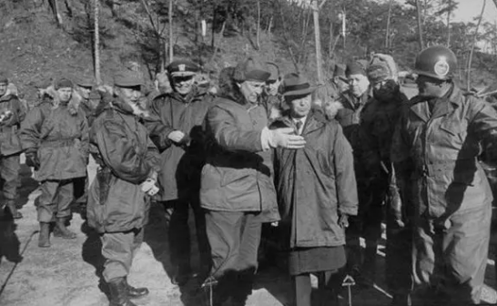1952年12月2日,艾森豪威尔视察朝鲜前线