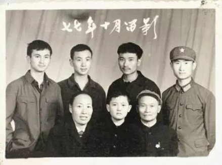 1977年10月王家全家福，王健林和父母以及四个弟弟的合影