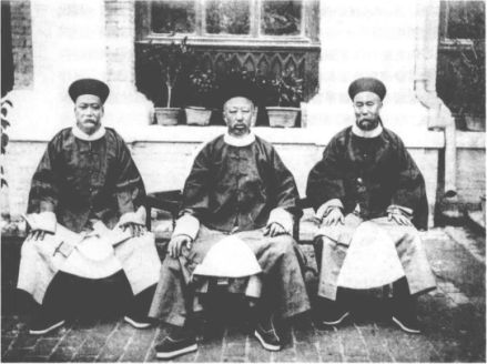 1886年李鸿章、醇亲王奕譞、善庆（右起）检阅北洋水师 