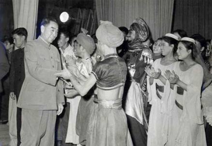 1959年5月周恩来总理观看《海侠》演出