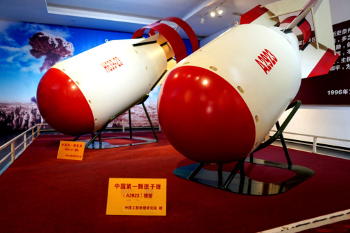 中国首枚原子弹模型(右)