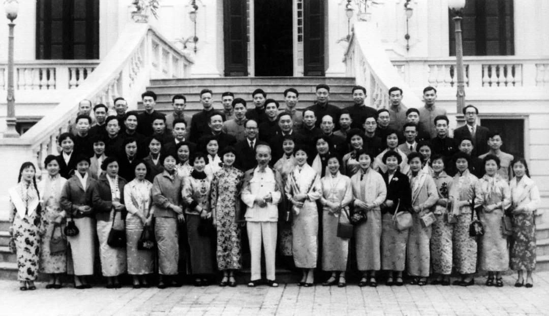 1959年，剧团人员受到胡志明同志亲切接见（孟莉英一排左三）