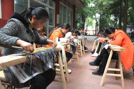 四川省青神县南城镇妇女在编制竹编作品