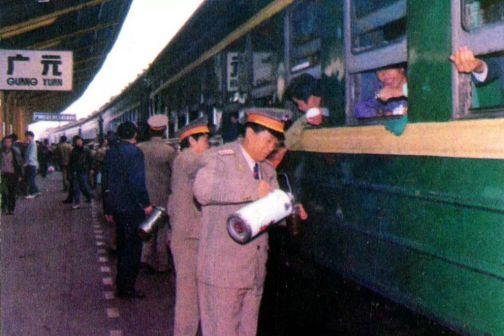 80年代，广元车站组织客运职工为旅客送水