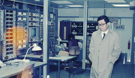 1971年，丁肇中在德国汉堡电子同步加速器研究中心 