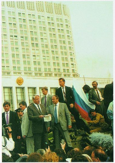 叶利钦登上坦克对人民讲话