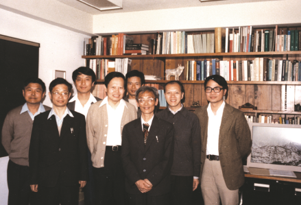 1980年3月摄于纽约州立大学石溪分校，从左向右第二为何祚庥