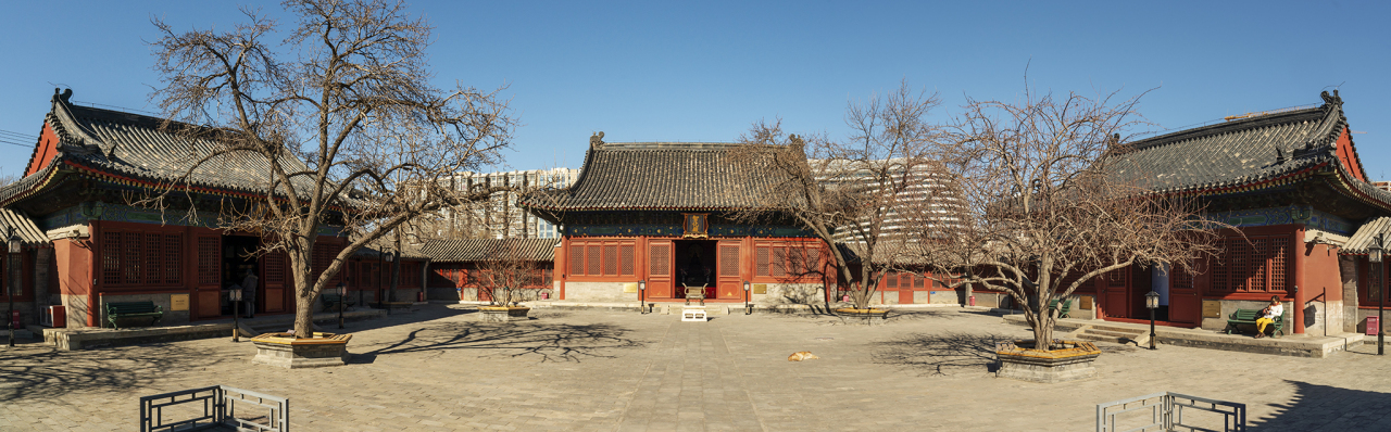 左右配殿（中为智化殿）