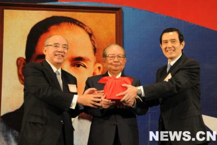 右起：马英九、邱创焕、吴伯雄