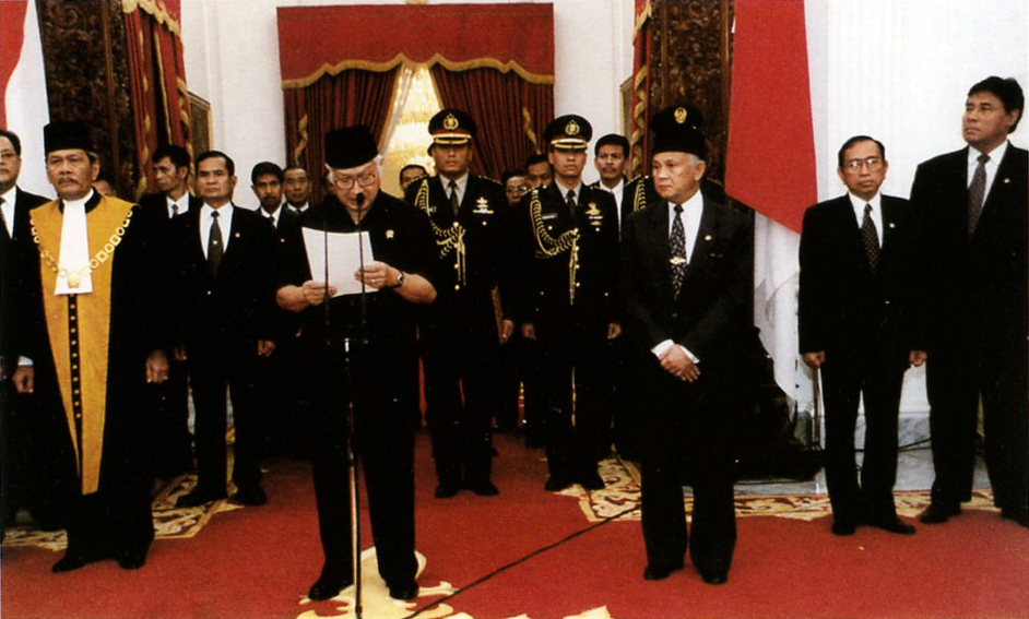 1998年，苏哈托宣读辞职声明