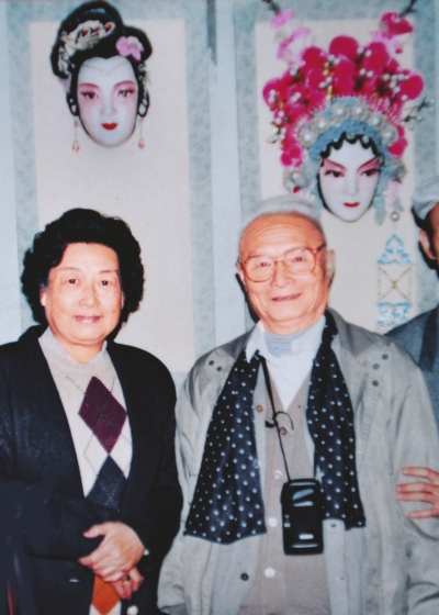 许倩云与美食家、老报人车辐合影 
