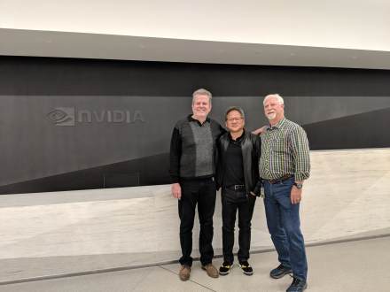 NVIDIA联合创始人合影，从左至右为柯蒂斯、黄仁勋、克里斯