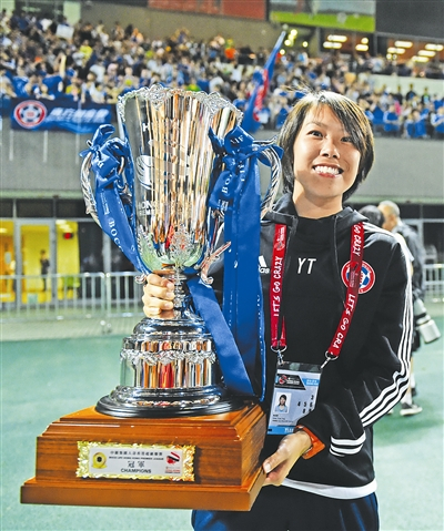 陈婉婷手拿港超冠军奖杯 