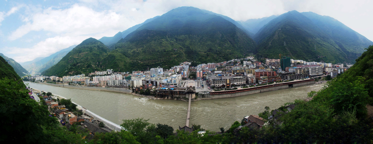 泸定县城全景