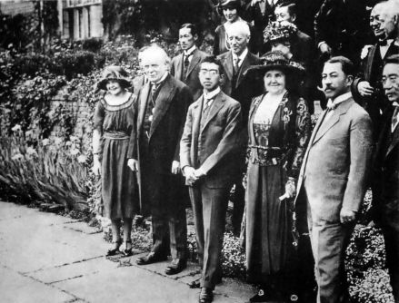 1921年访问英国时与首相劳合·乔治合影