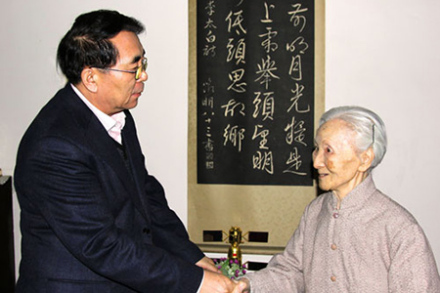 李佩（右）