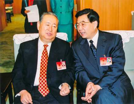 2002年3月，胡锦涛同志与姜春云同志交谈