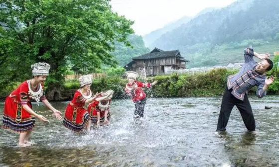苗姑戏水（孙兰摄）