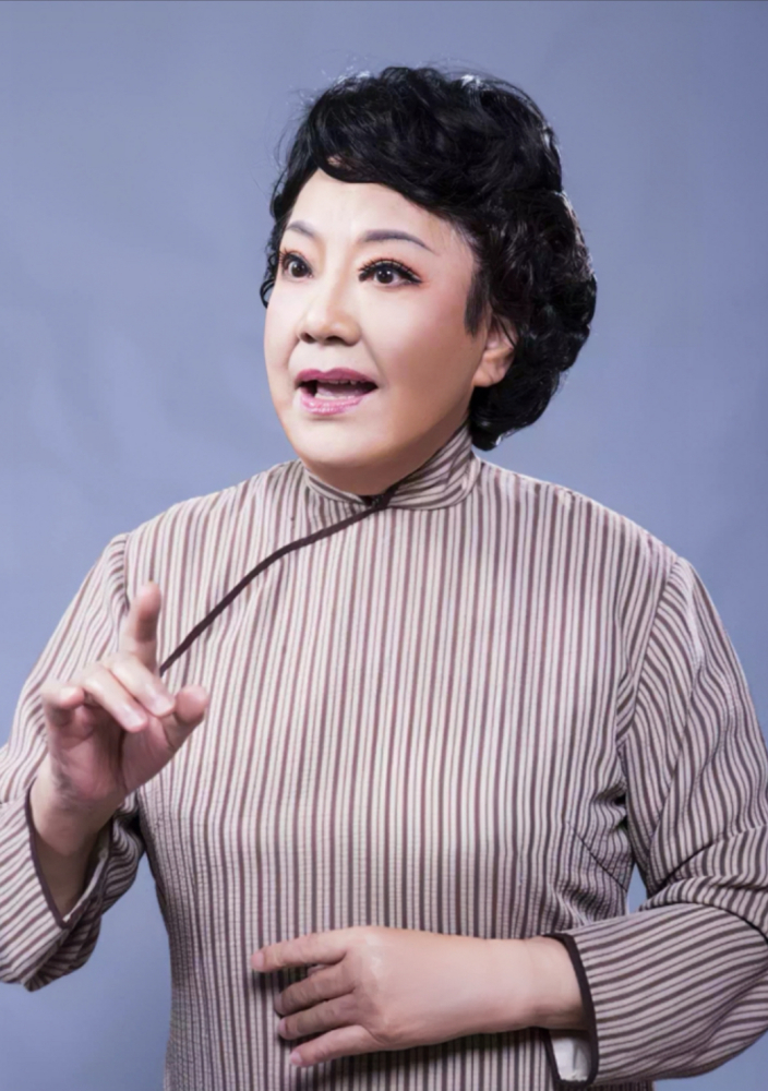 孟莉英饰裘师母定妆照（2015年）