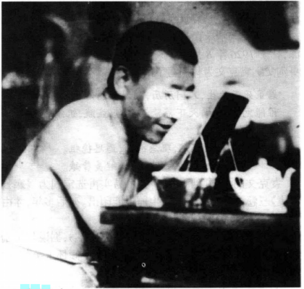 袁克文在后台化妆 