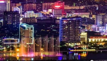 夜色中的天水市区