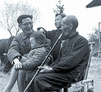 周立波在益阳与农民交谈