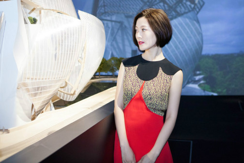 常思思受邀出席建筑展 短发造型清爽亮相