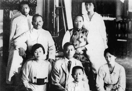 宋氏家族（末排右一为宋美龄）