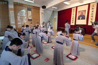 现代私塾教学，著汉服拜孔子