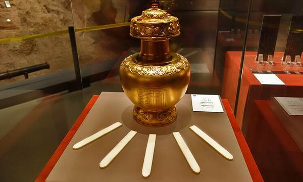 金奔巴瓶