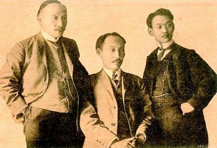 左立者李儁，中坐者李相卨，右立李玮钟