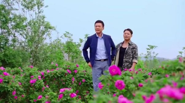 《一路繁花开》饰演郑路(左)