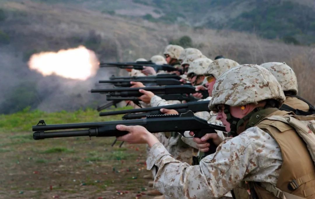 演习中霰弹枪发射