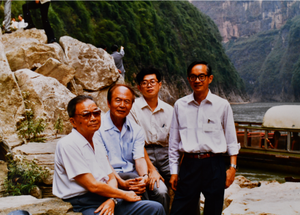 “巴山轮会议”期间，薛暮桥、马洪、李克穆、吴敬琏合影（左起）