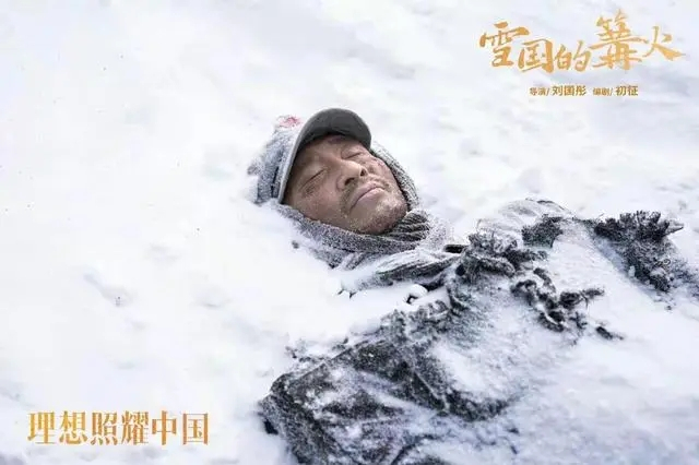 王劲松在《理想照耀中国》中饰演炊事班老钱 