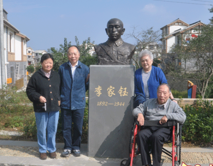 李家钰将军后人在其雕塑前合影